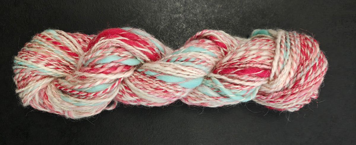 Handspunnet garn, ullmix med glitter. 60g.