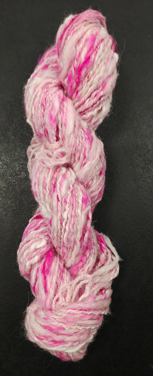 Handspunnet garn, Jämtlandsull & angora, rosa/vitt, 50g
